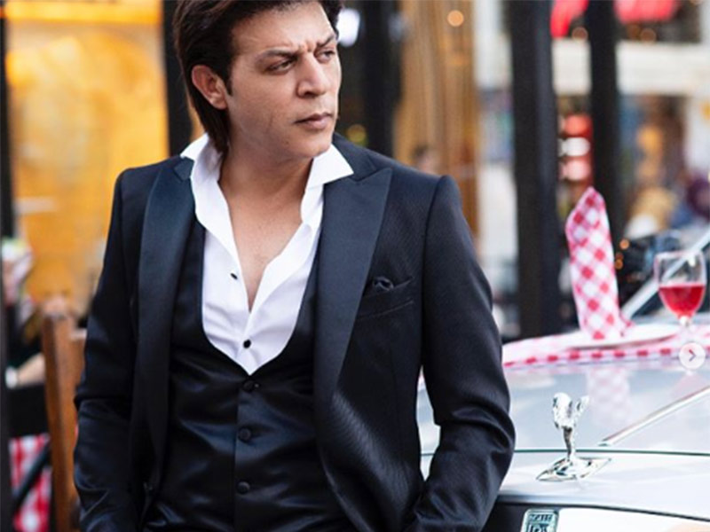 تعرف على المصوّر العربي الذي يشبه النجم شاروخان إلى حد كبير